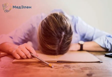 девушка уснула за столом